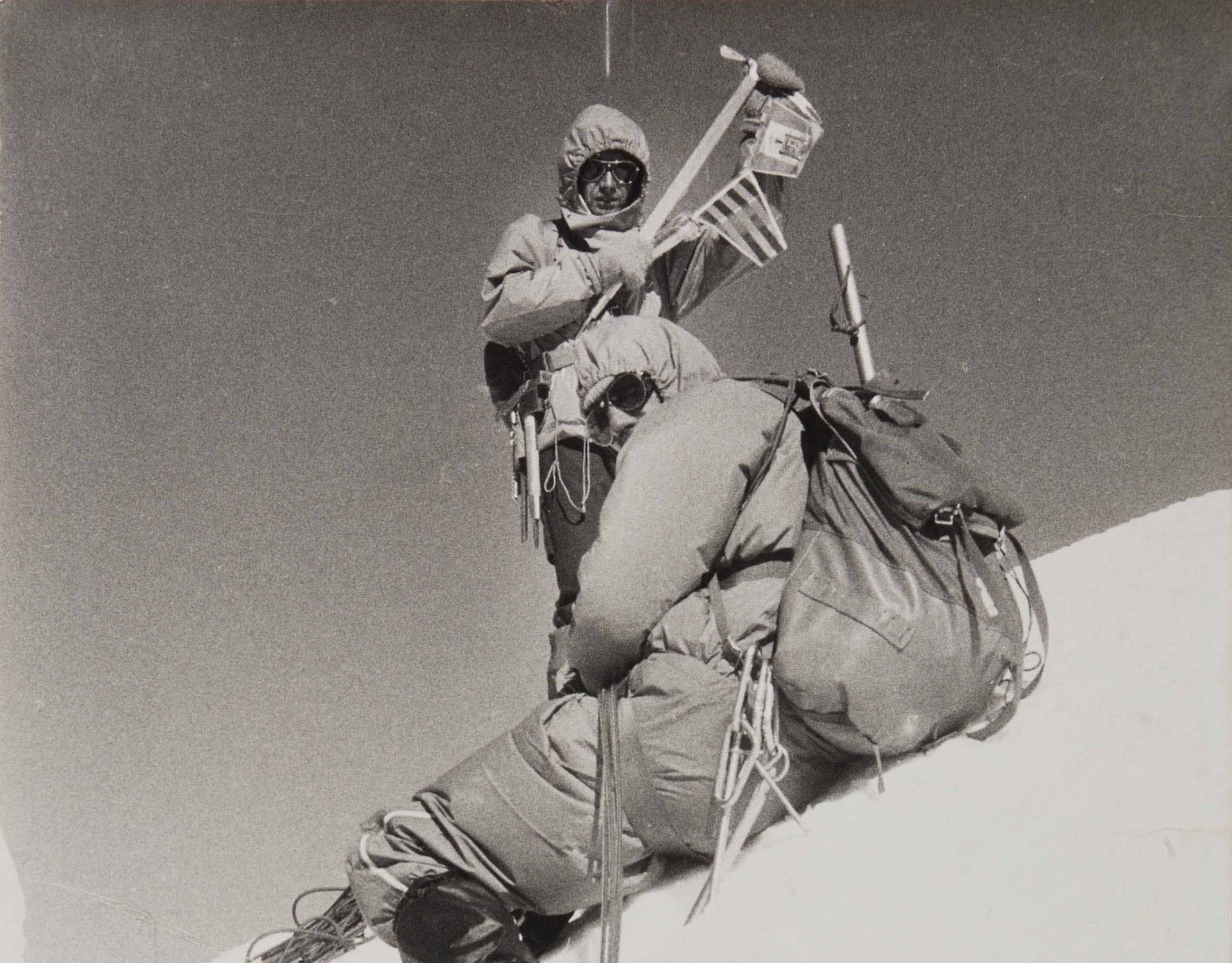 Chaussure de montagne en cuir Galibier avec maintien de cheville et lacets rouges.