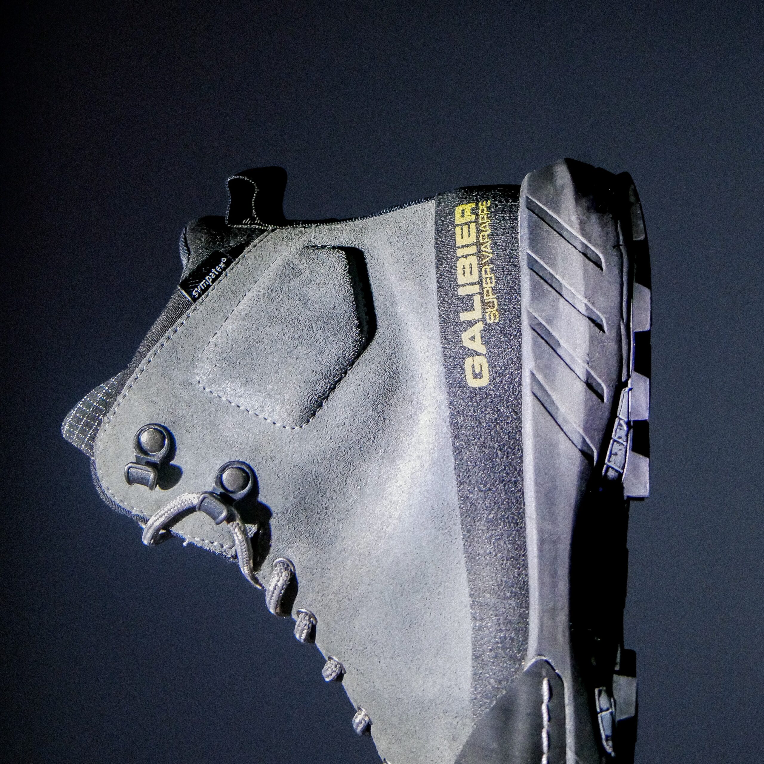 Chaussure d'approche Galibier Super Varappe Mid pour femme en cuir suédé gris anthracite avec pare-pierres intégral et semelle Vibram.