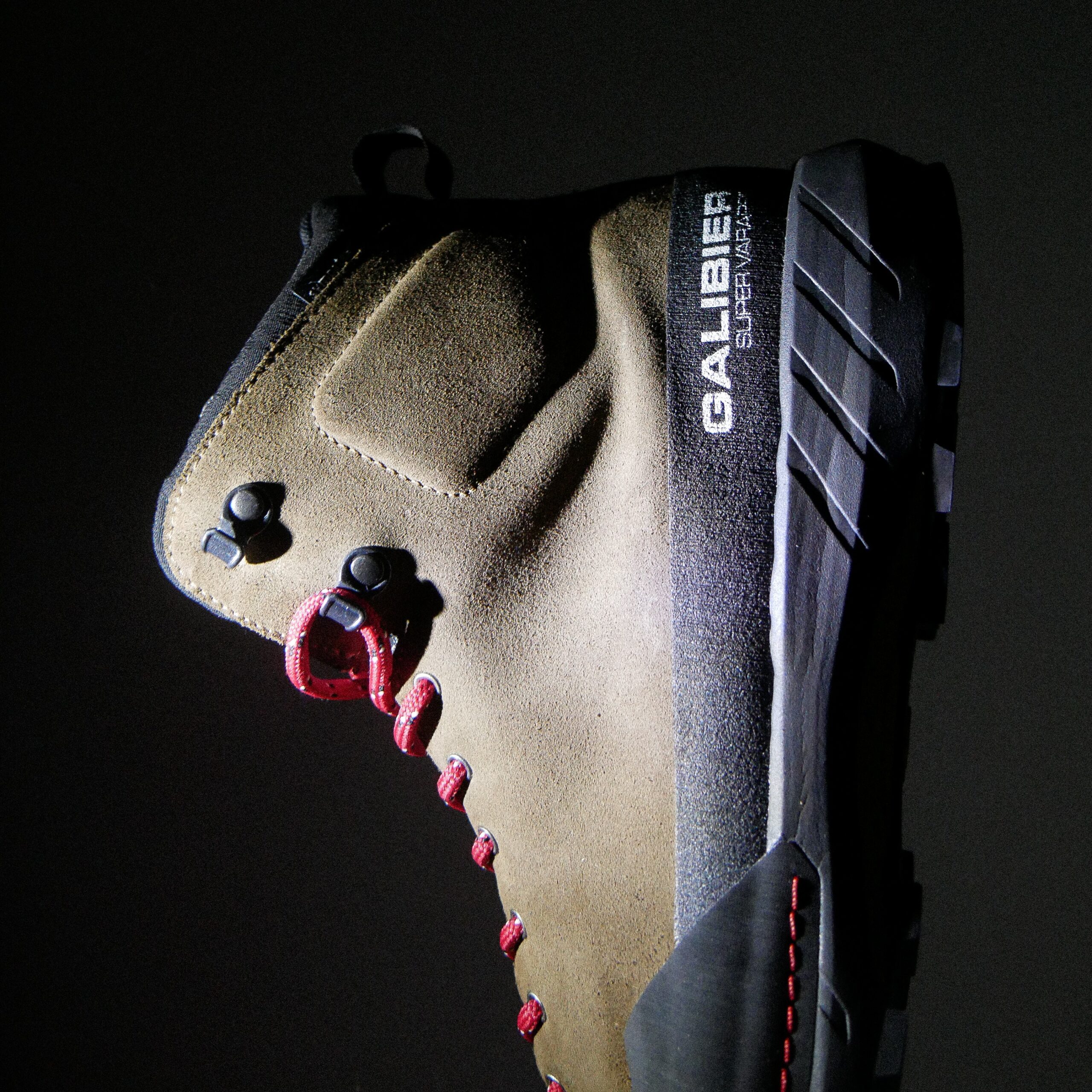 Chaussure d'approche Galibier Super Varappe Mid en cuir suédé marron avec pare-pierres intégral et semelle Vibram.