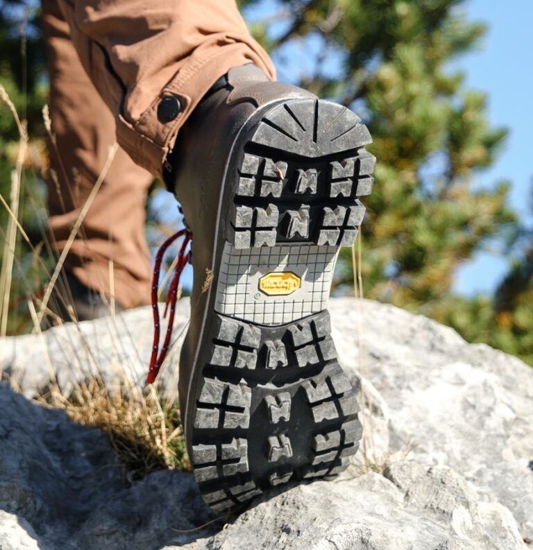 Vue rapprochée d’une semelle Vibram® Galibier, conçue pour l’adhérence et la stabilité en randonnée.