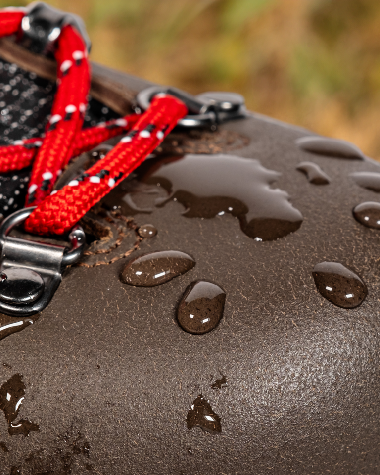 Gouttes d’eau sur cuir déperlant d’une chaussure de randonnée imperméable Galibier.