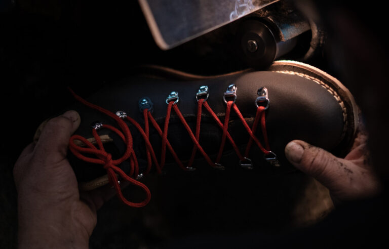 Fabrication artisanale d’une chaussure de randonnée imperméable Galibier en atelier.