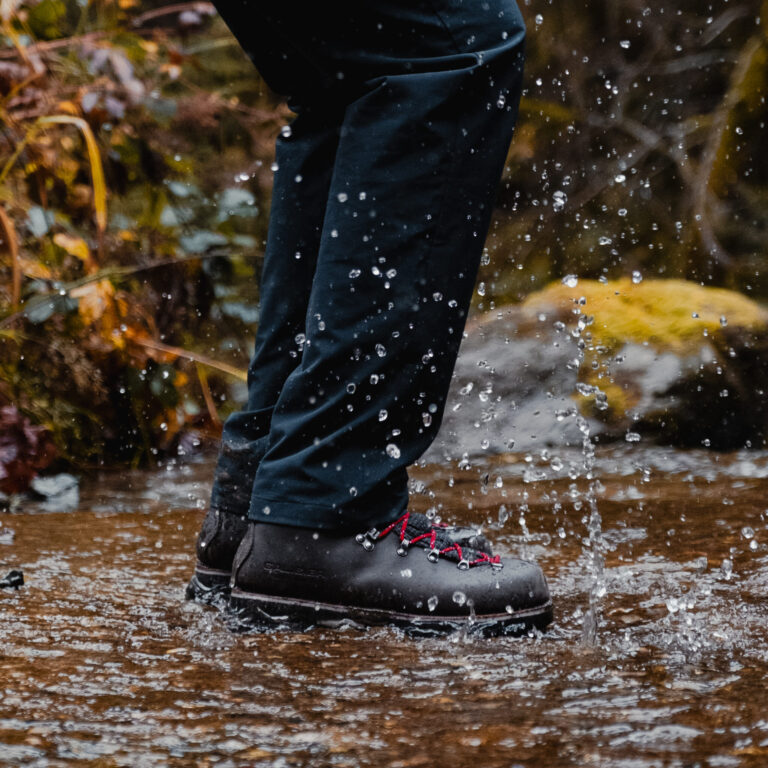 Chaussure de randonnée Galibier en cuir traversant l’eau, protection imperméable Sympatex.