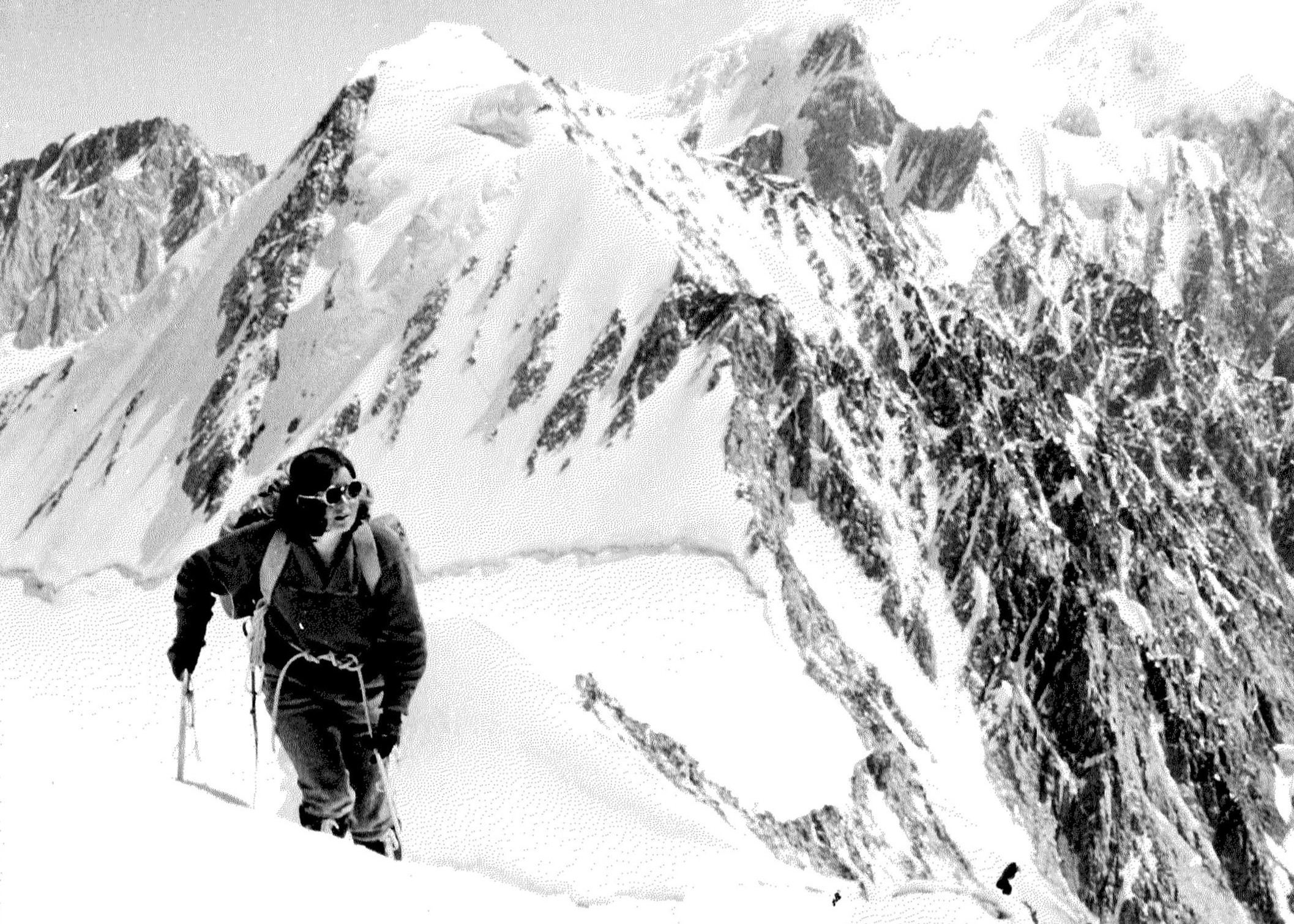 Alpiniste Isabelle Agresti en pleine ascension du Kohe-Letaro à 6 050 mètres d'altitude, équipée d'un piolet.