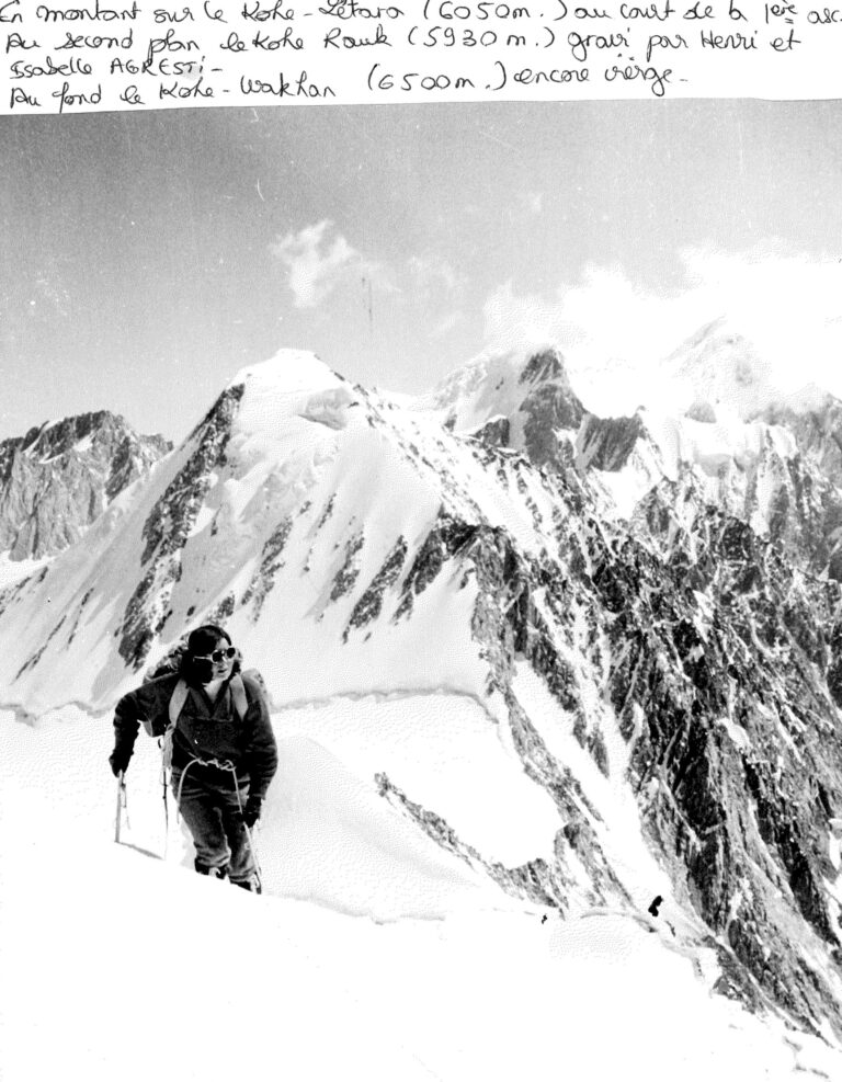 Alpiniste Isabelle Agresti en pleine ascension du Kohe-Letaro à 6 050 mètres d'altitude, équipée d'un piolet.