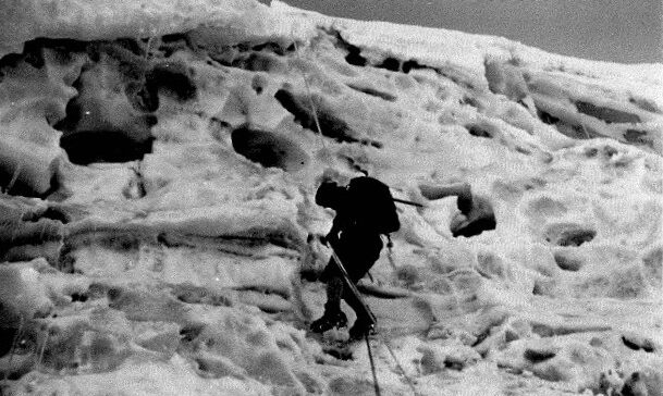 Silhouette d'alpiniste descendant en rappel une paroi de glace sur le Kohe-Rauk à 5 430 mètres d'altitude.