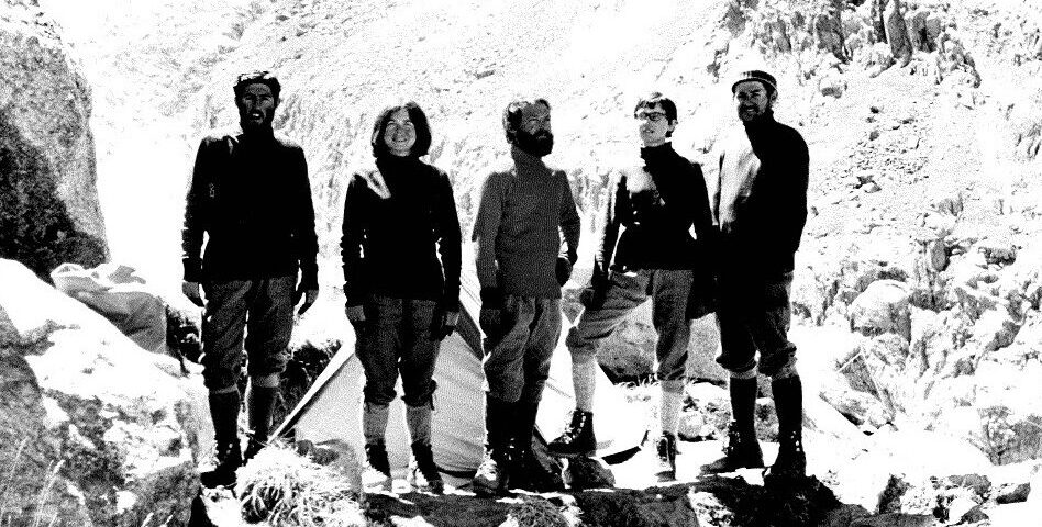 Équipe de l'expédition Wakhan 68 au complet devant une tente de camp de base à 4 000 mètres, tous chaussés par Richard-Pontvert.
