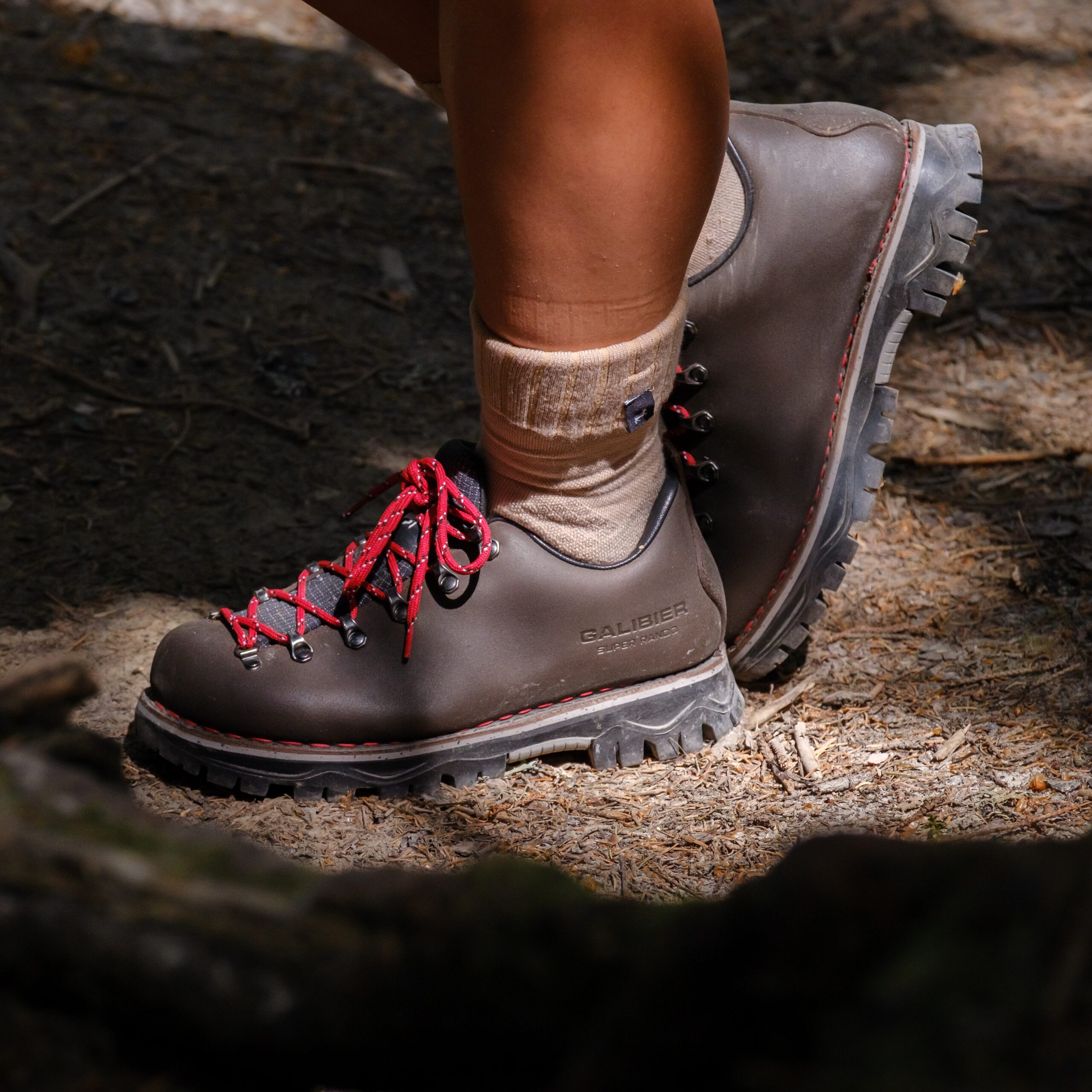 Chaussure de randonnée basse pour femme en cuir marron modèle Super Rando Low par Galibier, avec semelle crantée Vibram et laçage technique.