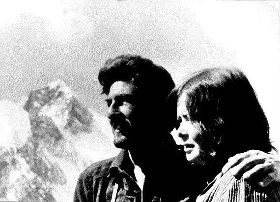 Portrait d'archive en noir et blanc de l'alpiniste Isabelle Agresti et de son mari Henri Agresti devant un sommet enneigé.