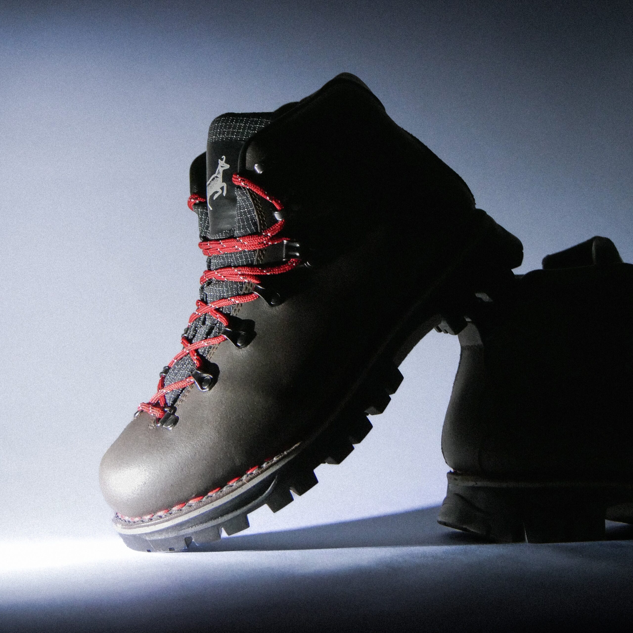 Chaussure de montagne en cuir Galibier Super Rando Mid avec maintien de cheville et lacets rouges.