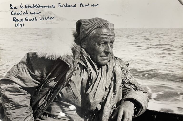 Paul-Émile Victor en 1971, portant des équipements de montagne Galibier lors d'une expédition.