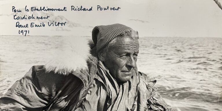Paul-Émile Victor en 1971, portant des équipements de montagne Galibier lors d'une expédition.