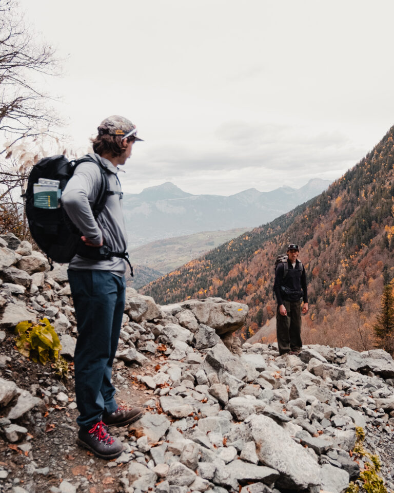 Deux randonneurs en montagne portant des chaussures Galibier homme avec semelles Vibram.