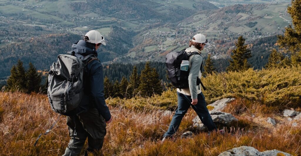 Deux randonneurs en montagne portant des chaussures Galibier avec semelles Vibram.