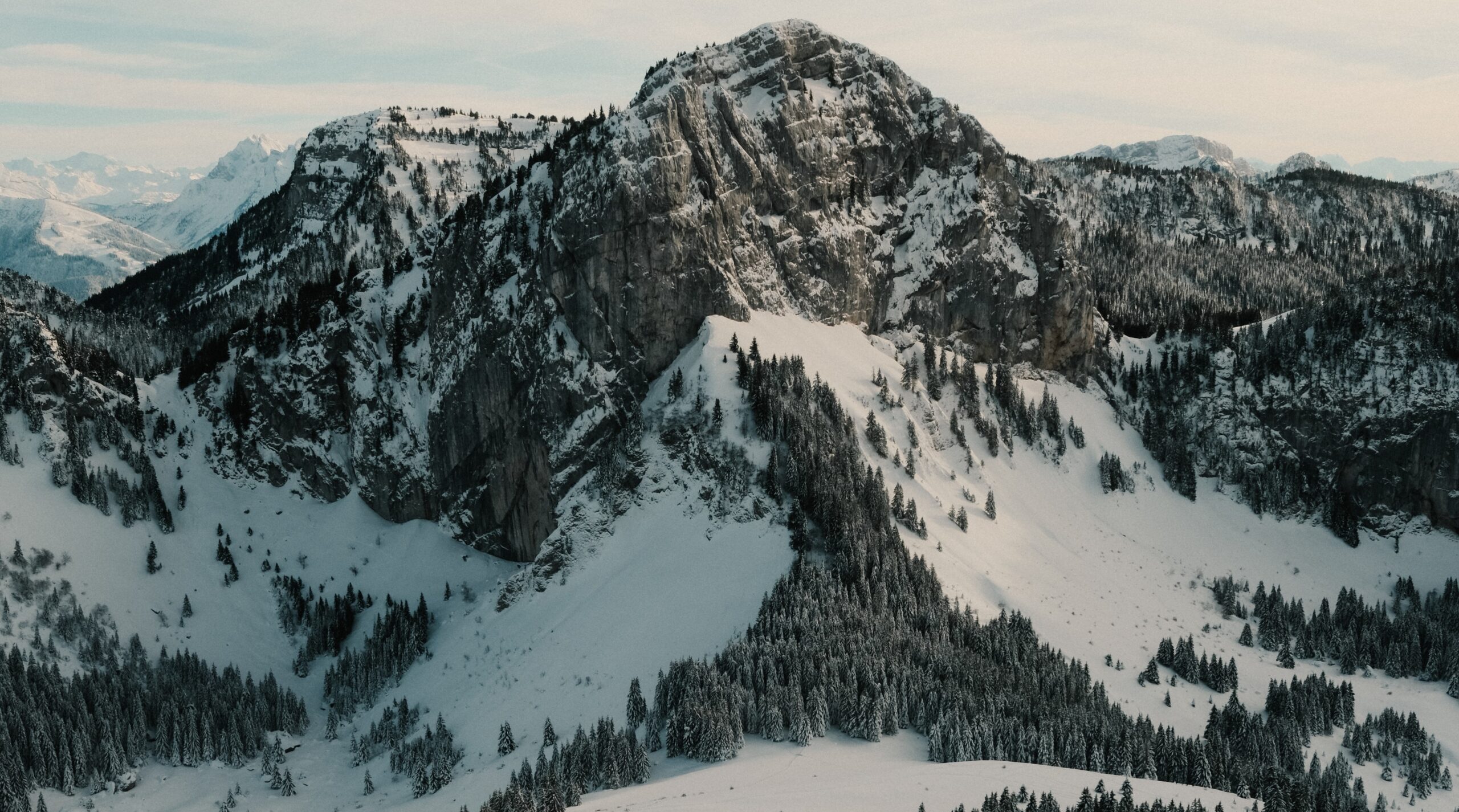 Chaussure de randonnée homme en cuir Galibier avec membrane Sympatex et semelle Vibram, sur un sentier rocheux de montagne.