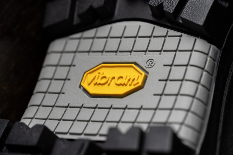 Gros plan sur l'octogone jaune Vibram sous une semelle de chaussure de marche Galibier.