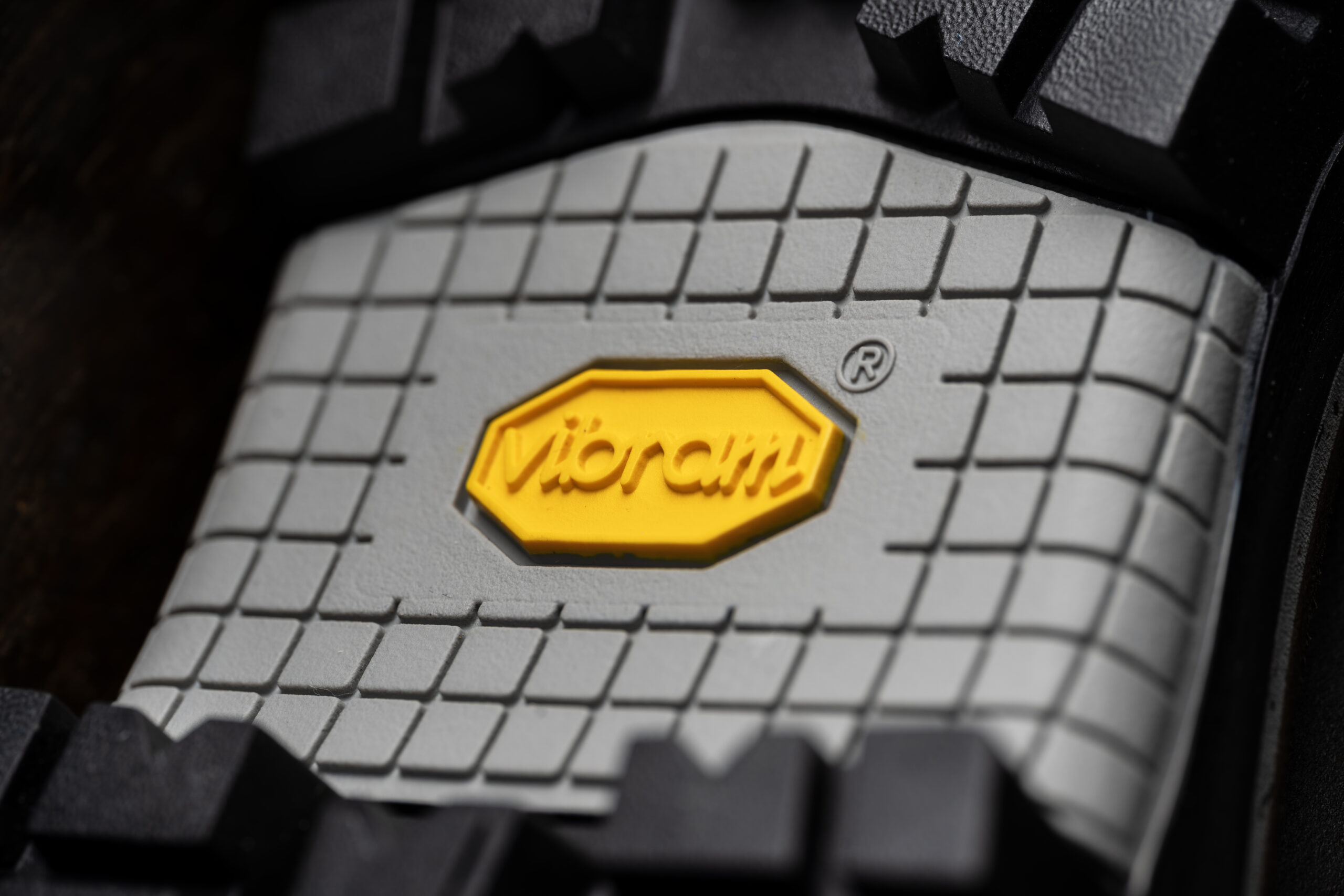 Gros plan sur l'octogone jaune Vibram sous une semelle de chaussure de marche Galibier.