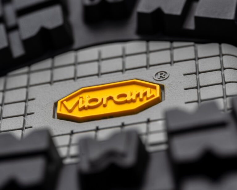 Gros plan sur l'octogone jaune Vibram sous une semelle de chaussure de marche Galibier.