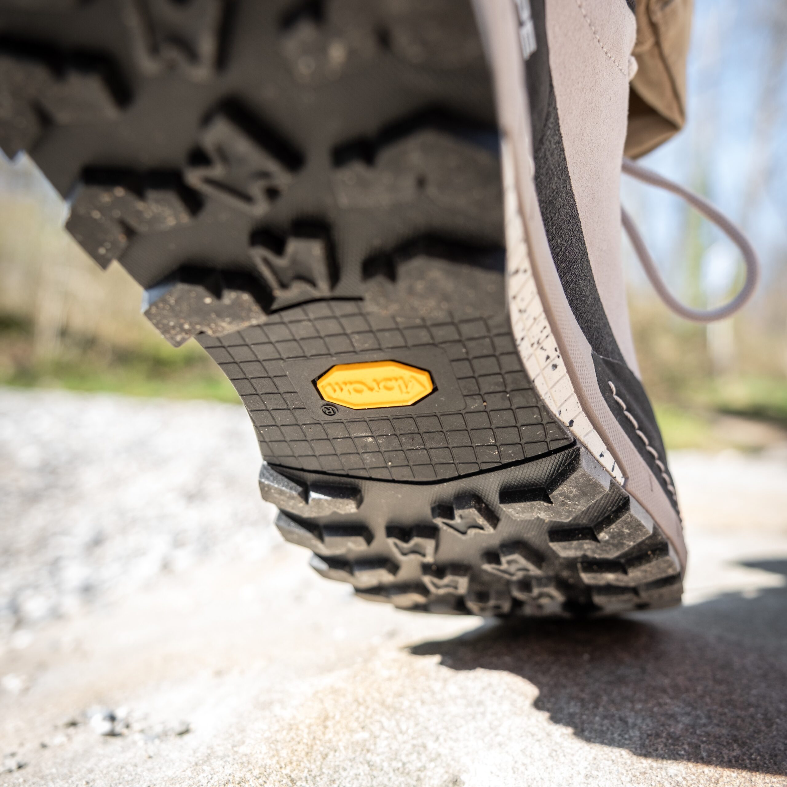 Gros plan sur une chaussure de randonnée Galibier Super Varappe Low en cuir Perwanger, avec membrane Sympatex, sur un sentier rocheux en montagne.