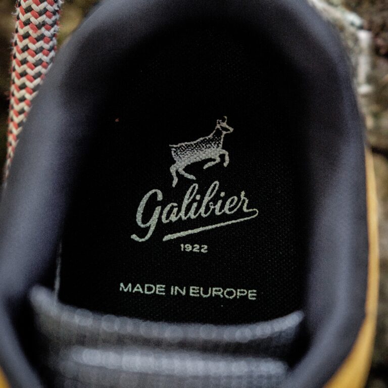 Gros plan sur le logo "Galibier" en relief, centré sur la première de propreté d'une Super Varappe.