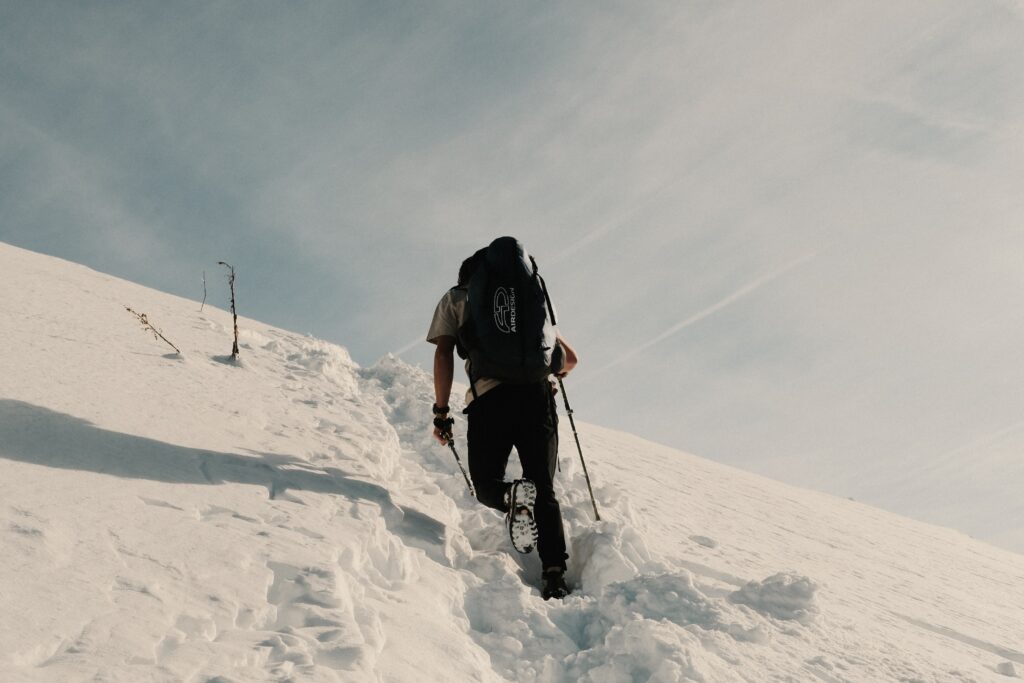 Gros plan sur une chaussure de randonnée Galibier en cuir avec membrane Sympatex et semelle Vibram SpringLug, montrant la robustesse et les crampons.