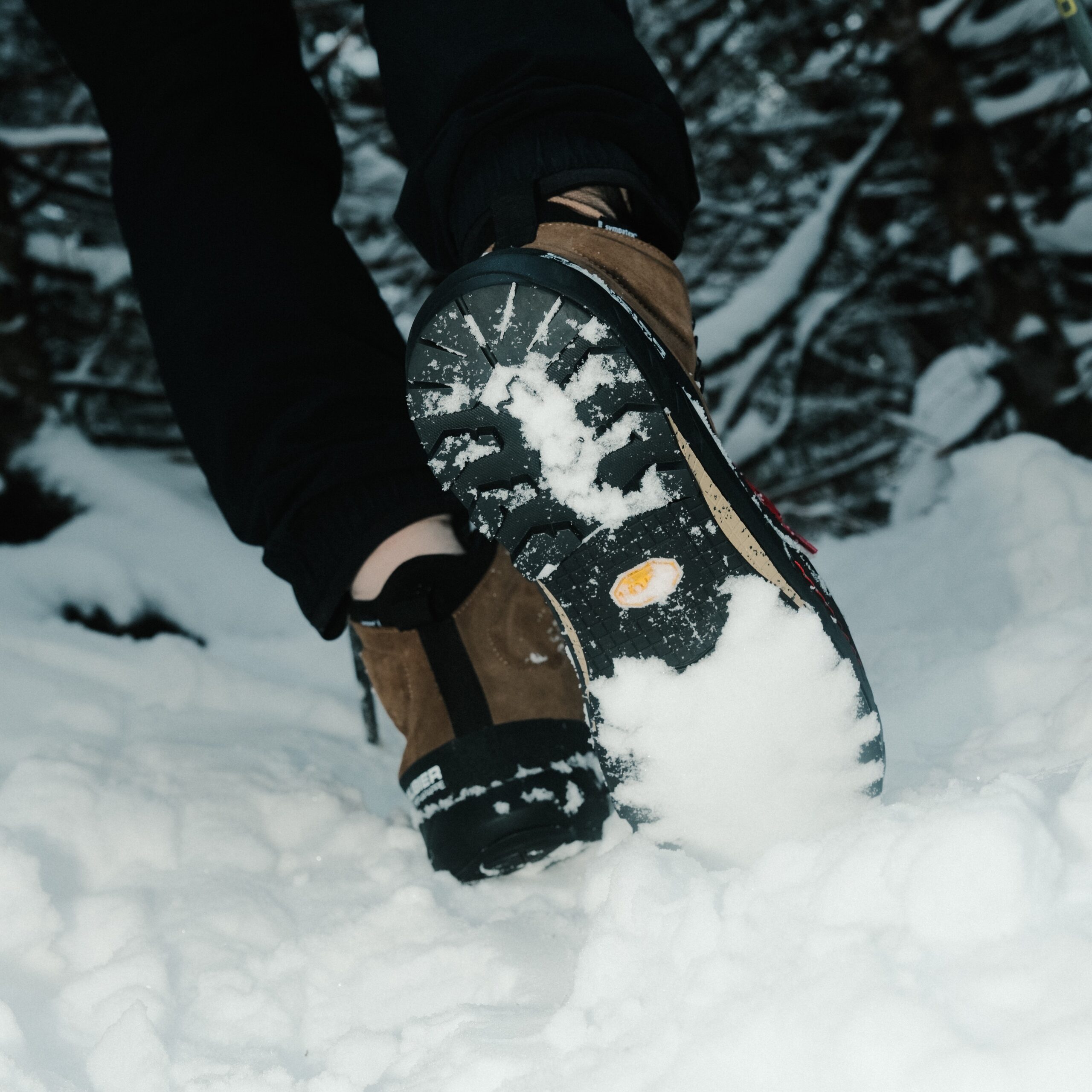 Gros plan sur une chaussure de randonnée Galibier en cuir avec membrane Sympatex et semelle Vibram SpringLug, montrant la robustesse et les crampons.