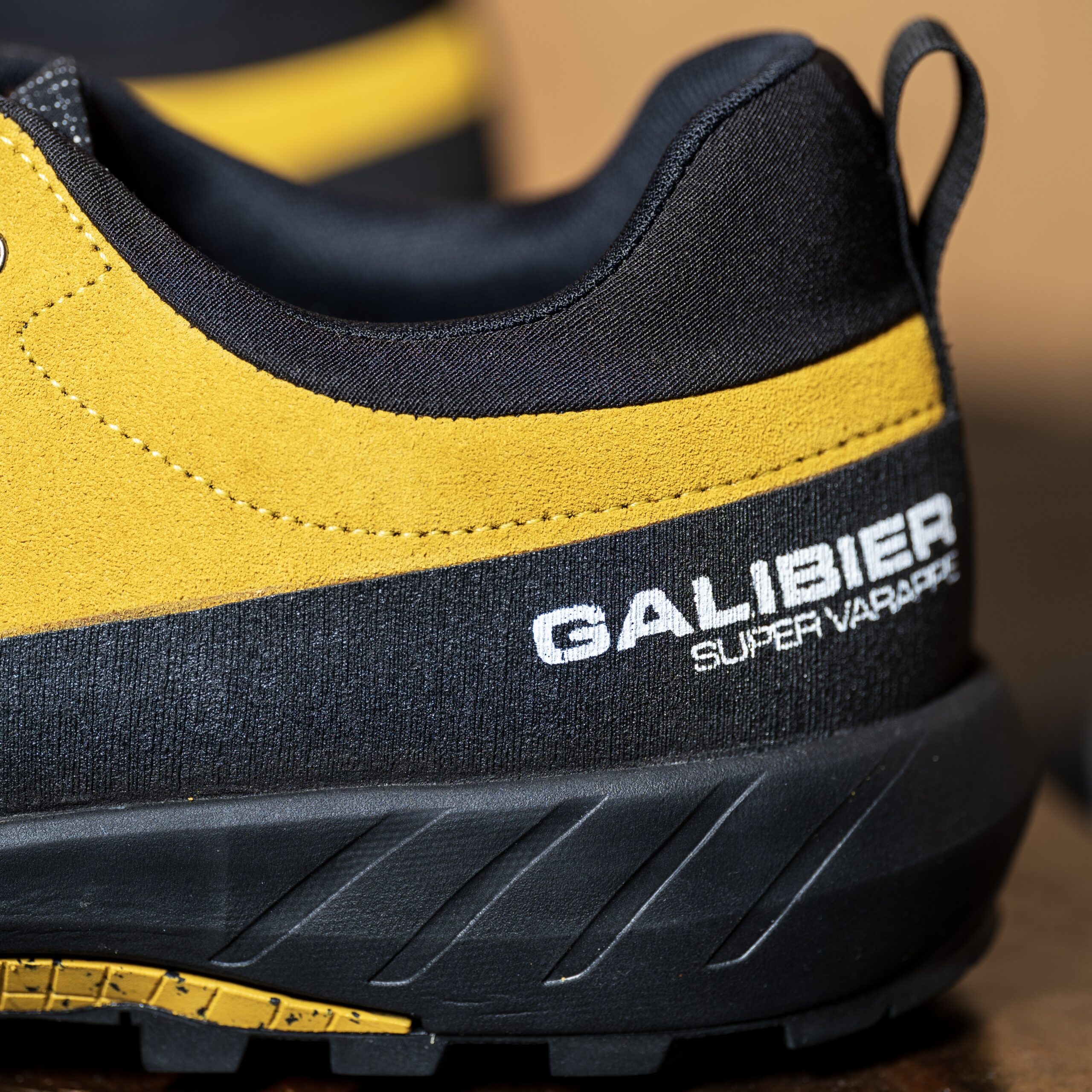 Chaussure basse d'approche Galibier Super Varappe Low pour homme en cuir suédé jaune avec semelle Vibram adhérente.