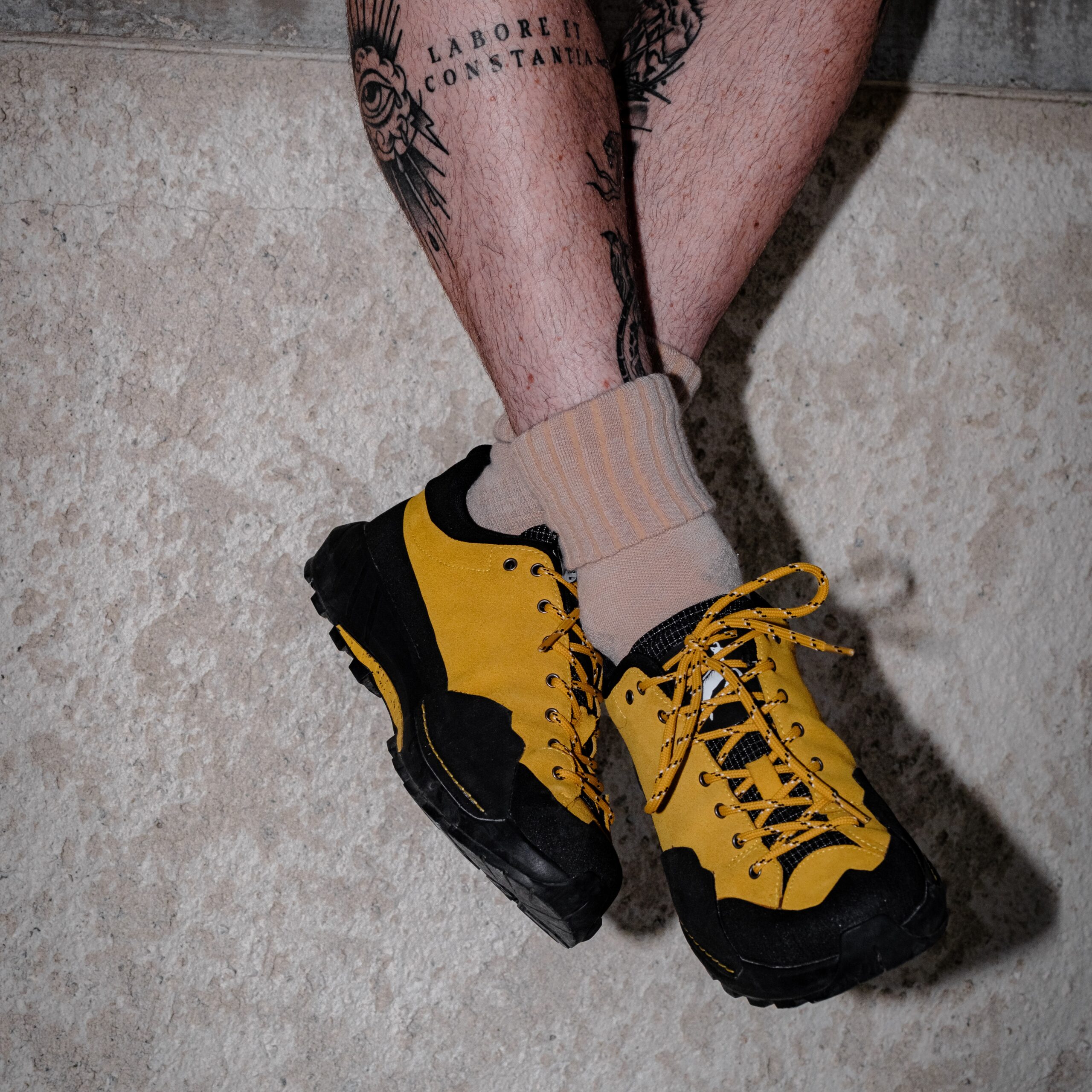 Chaussure basse d'approche Galibier Super Varappe Low pour homme en cuir suédé jaune avec semelle Vibram adhérente.