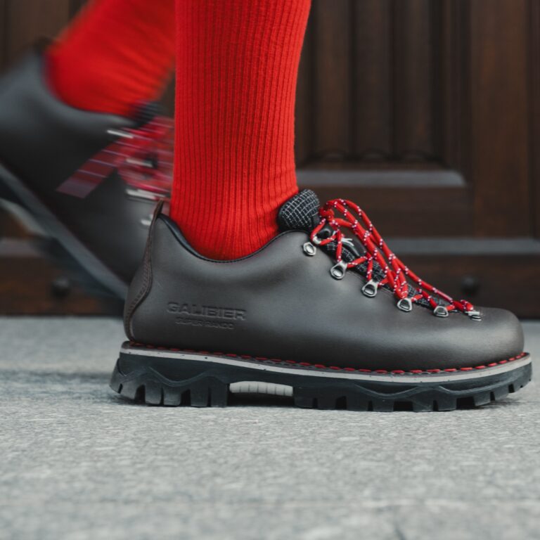 La marche en ville impose une chaussure dotée d'un excellent amorti. Les surfaces dures comme l'asphalte nécessitent d'absorber les ondes de choc à chaque pas. Se demander quelle est la meilleure chaussure de marche en ville est une question légitime.