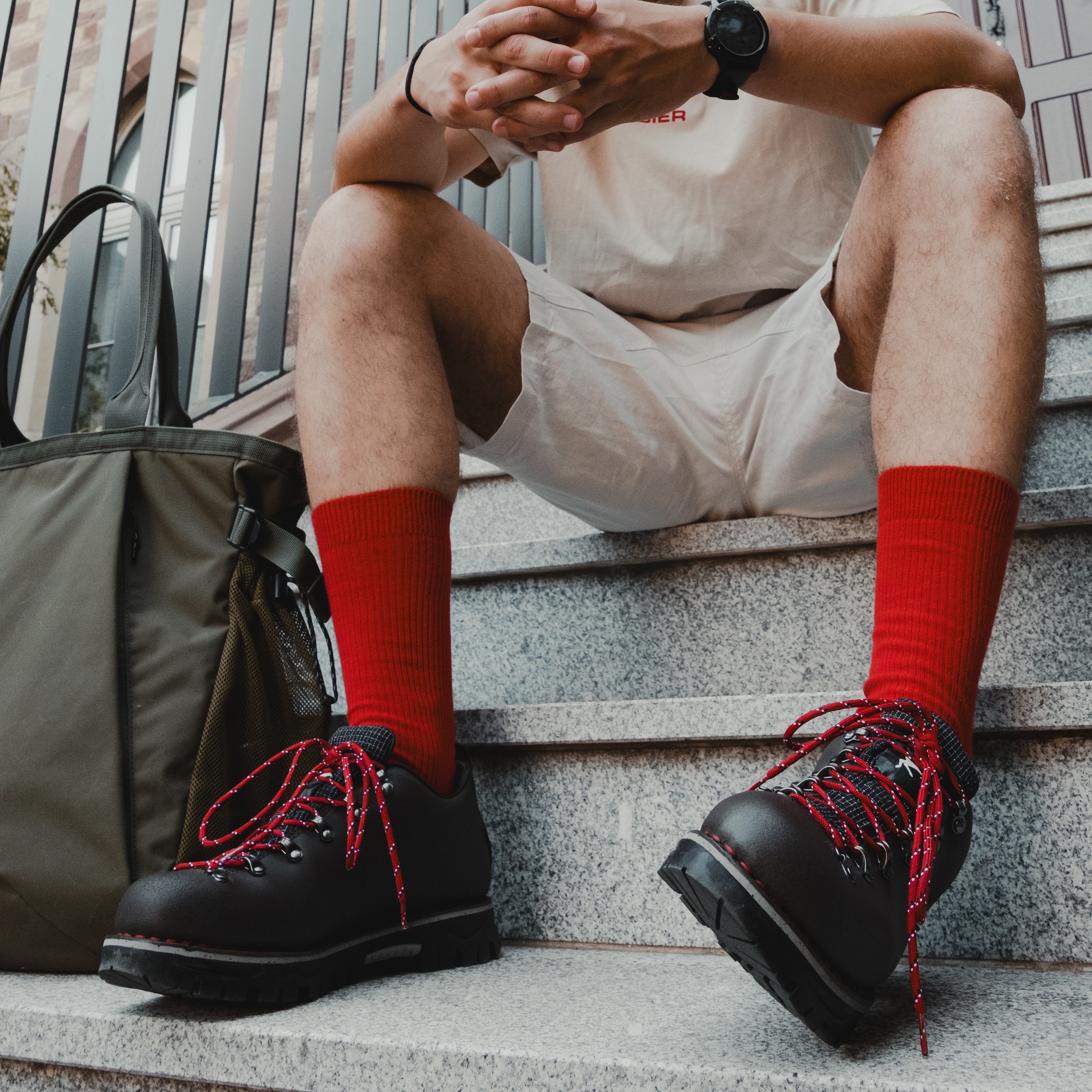 Homme portant des chaussures de marche urbaine Galibier en cuir marron avec semelles Vibram sur un trottoir en ville.
