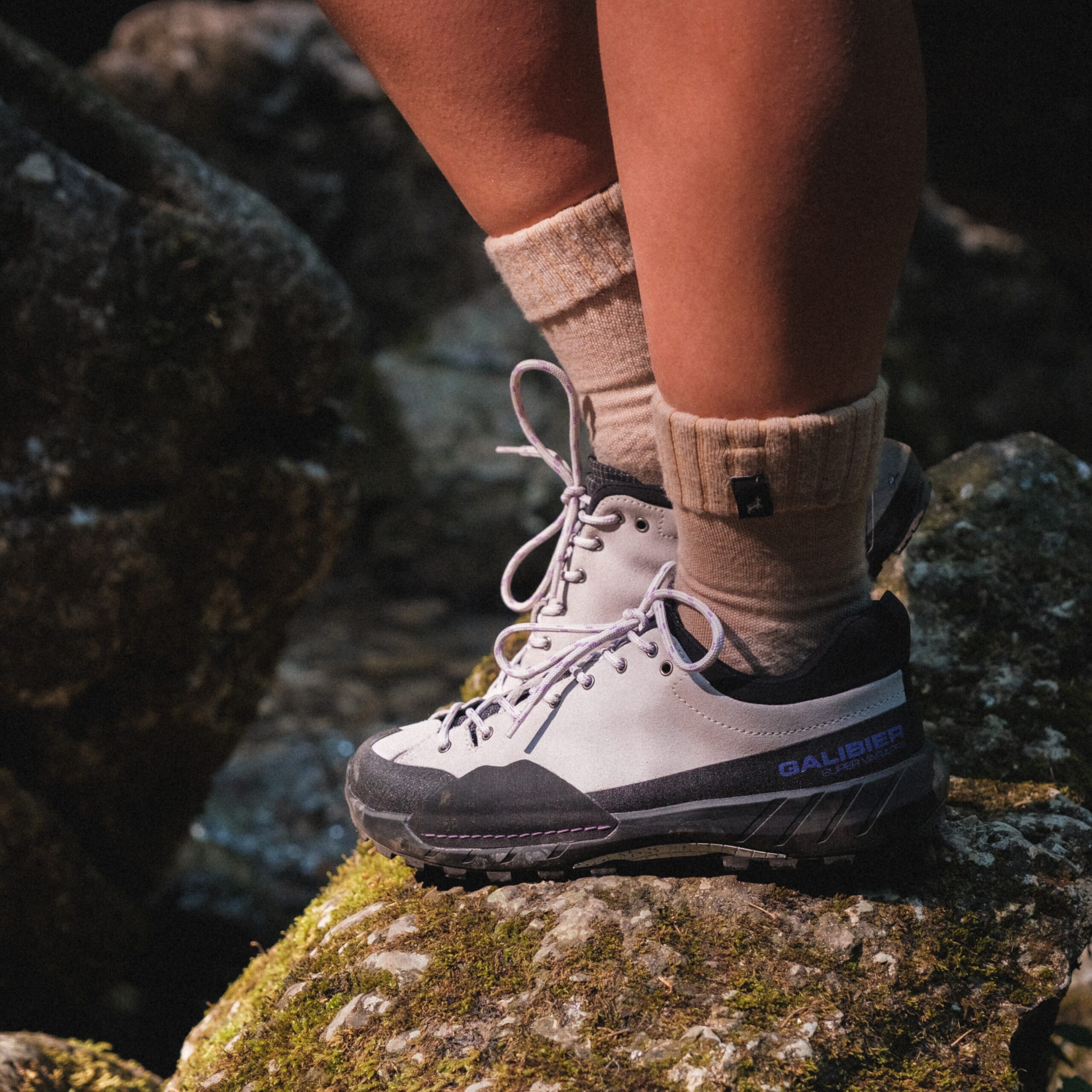 Chaussure basse d'approche Galibier Super Varappe Low pour femme en cuir suédé gris avec semelle Vibram adhérente.