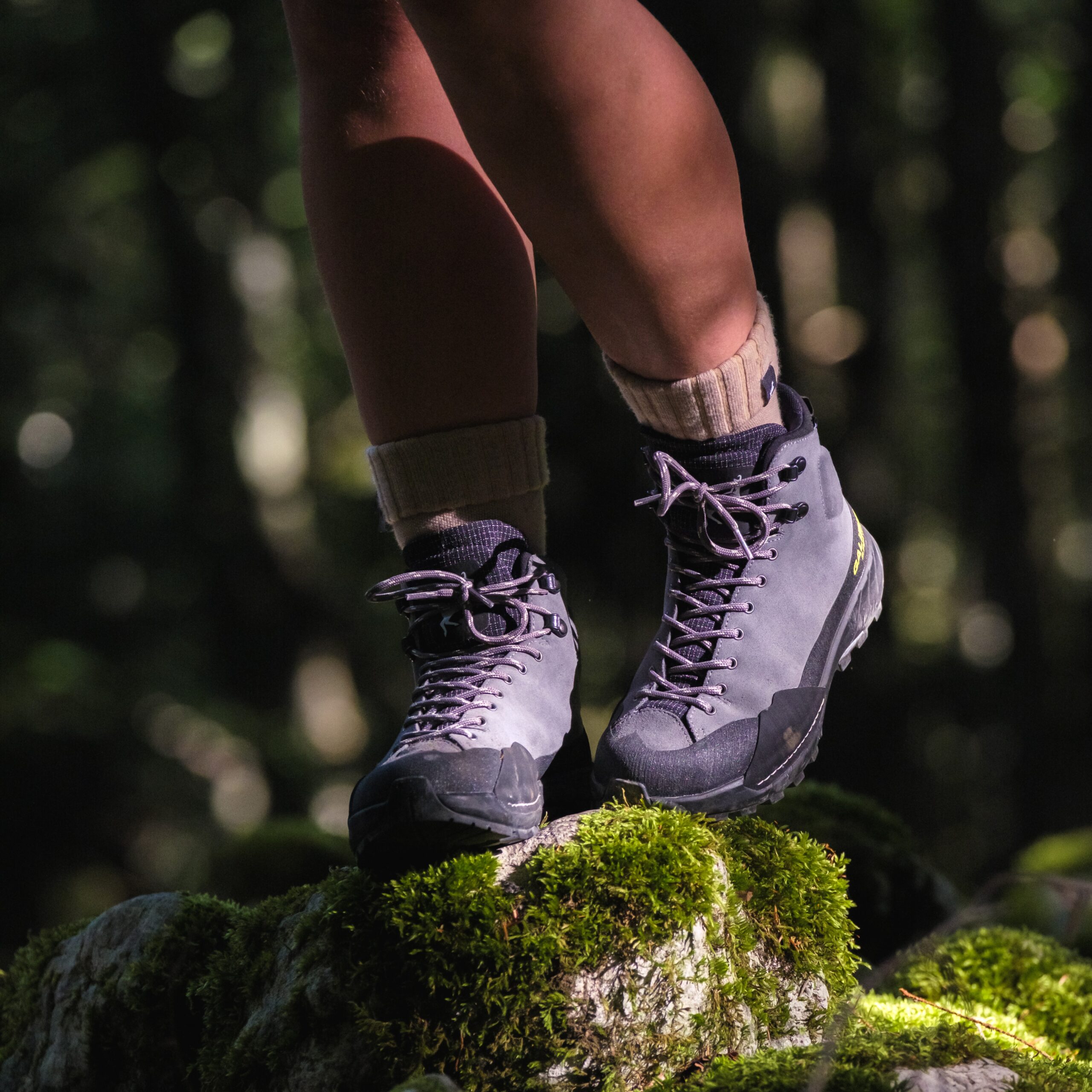 Chaussure d'approche Galibier Super Varappe Mid pour femme en cuir suédé gris anthracite avec pare-pierres intégral et semelle Vibram.
