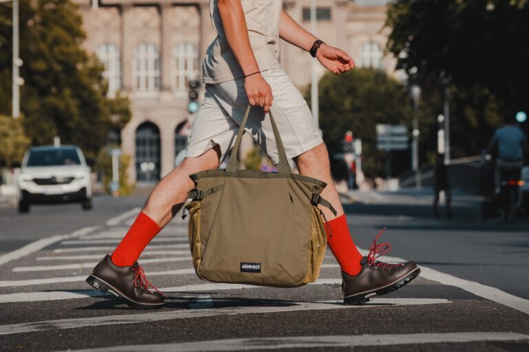 Homme portant des chaussures de marche urbaine Galibier en cuir marron avec semelles Vibram sur le macadam en ville.