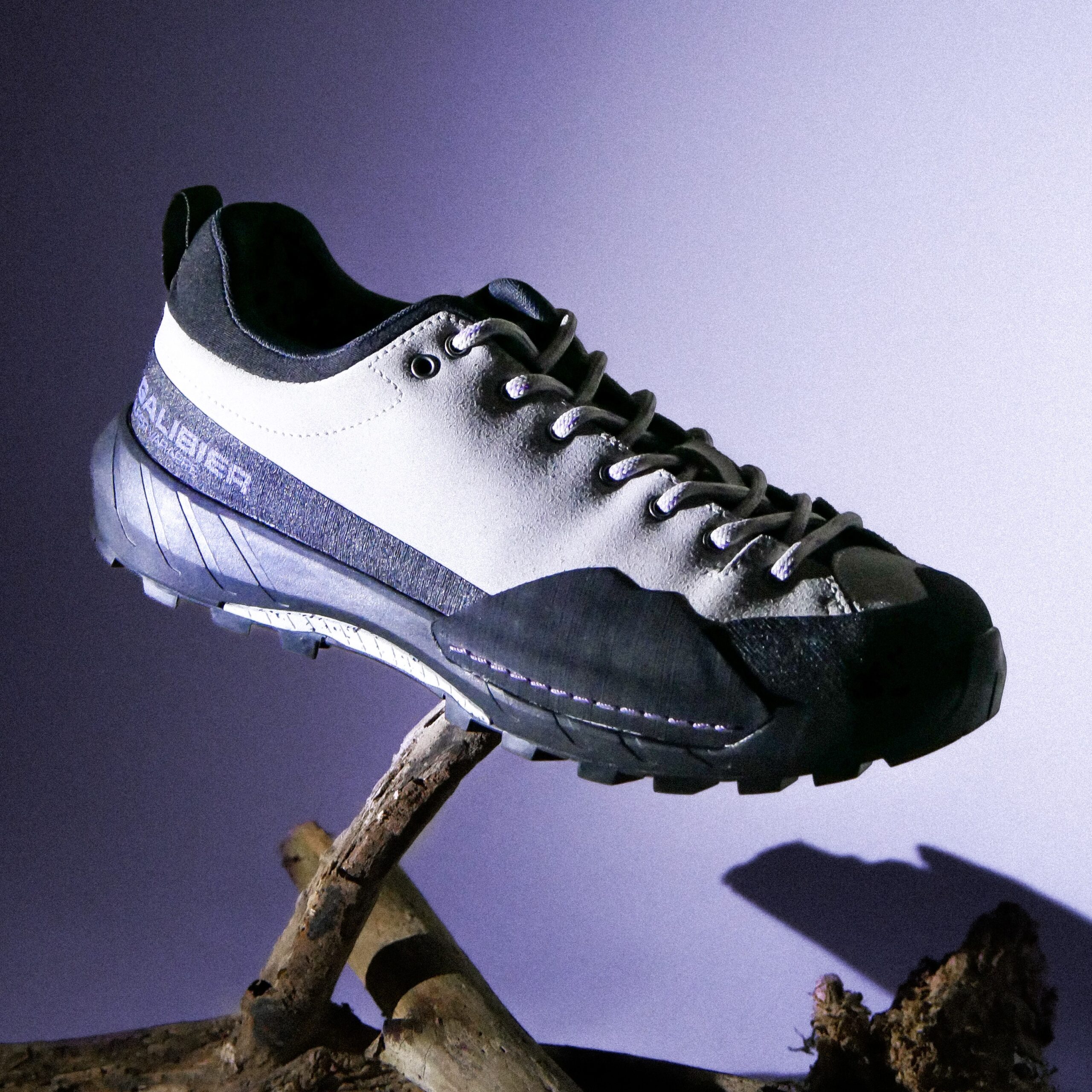 Chaussure basse d'approche Galibier Super Varappe Low pour femme en cuir suédé gris avec semelle Vibram adhérente.