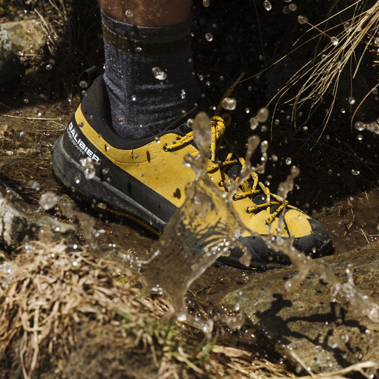 Chaussure basse d'approche Galibier Super Varappe Low pour homme en cuir suédé jaune avec semelle Vibram adhérente.