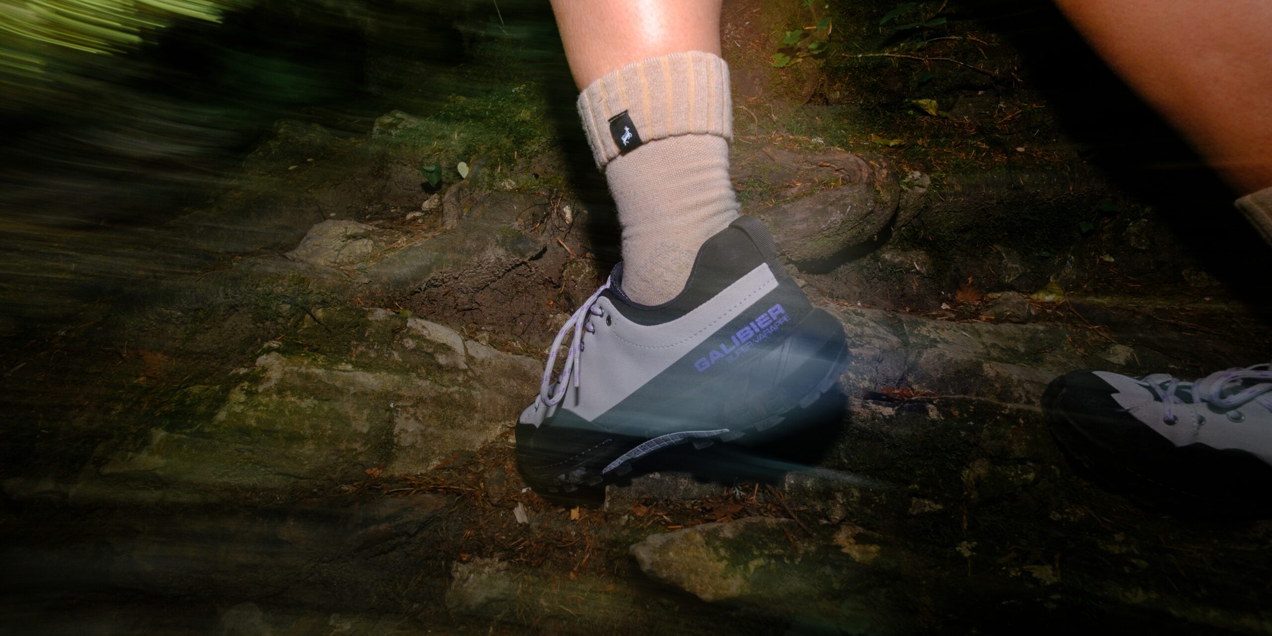 Chaussure de fast hiking femme Galibier Super Varappe Low grise en plein déroulé du pied sur sentier technique.