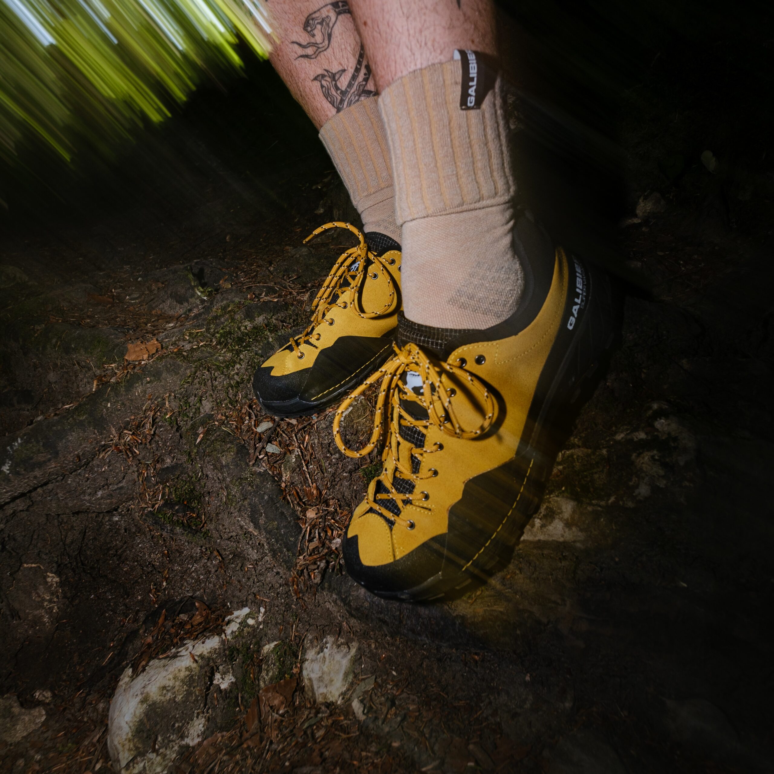 Chaussures fast hiking homme Galibier Super Varappe Low en cuir jaune ocre sur un sentier de terre forestier.haussures fast hiking homme Galibier Super Varappe Low en cuir jaune ocre sur un sentier de terre forestier.