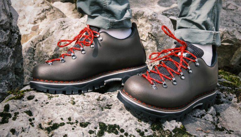 Profil d'une chaussure de randonnée basse Galibier Super Rando Low en cuir marron enfoncée dans la roche.