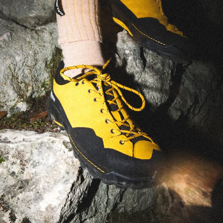 Chaussure de hiking Galibier Super Varappe Low pour homme en cuir suédé jaune avec semelle Vibram adhérente.