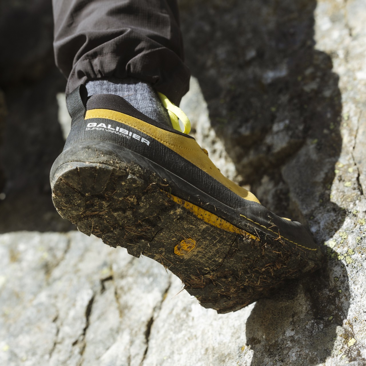 Chaussure basse d'approche Galibier Super Varappe Low pour homme en cuir suédé jaune avec semelle Vibram adhérente.
