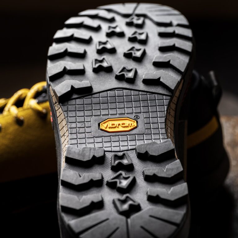 Chaussure basse d'approche Galibier Super Varappe Low pour homme en cuir suédé jaune avec semelle Vibram adhérente.