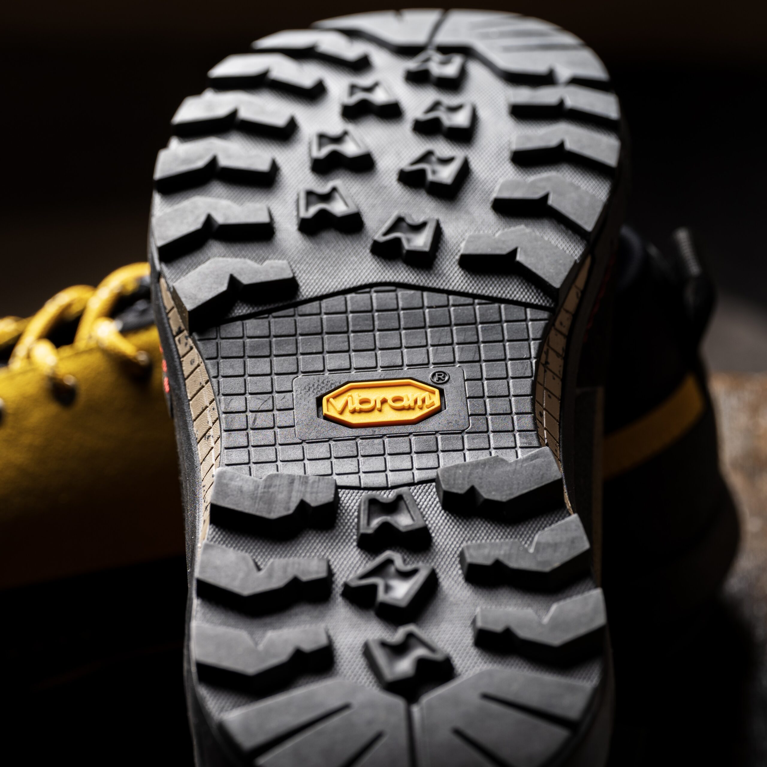 Chaussure basse d'approche Galibier Super Varappe Low pour homme en cuir suédé jaune avec semelle Vibram adhérente.