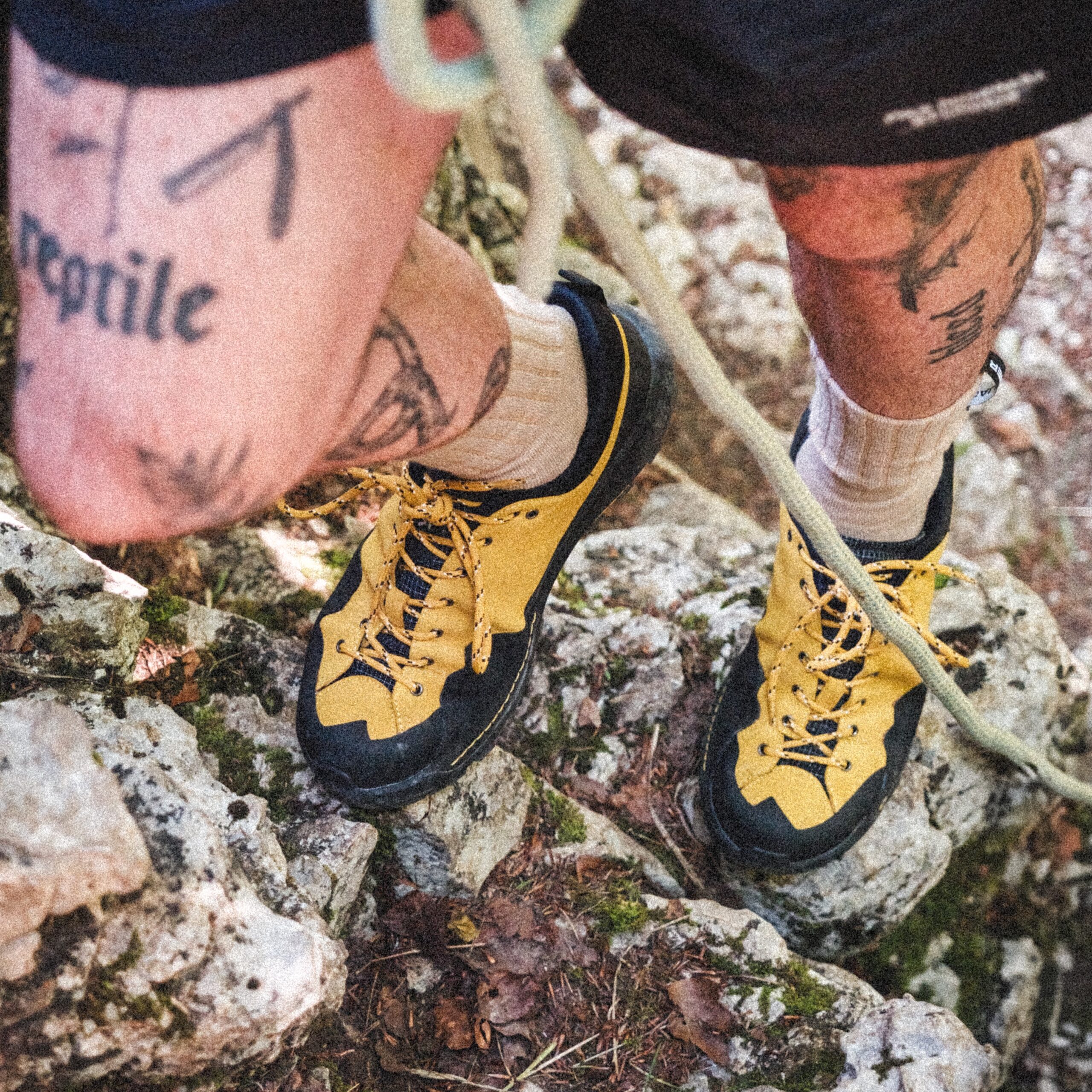 Chaussure basse d'approche Galibier Super Varappe Low pour homme en cuir suédé jaune avec semelle Vibram adhérente.