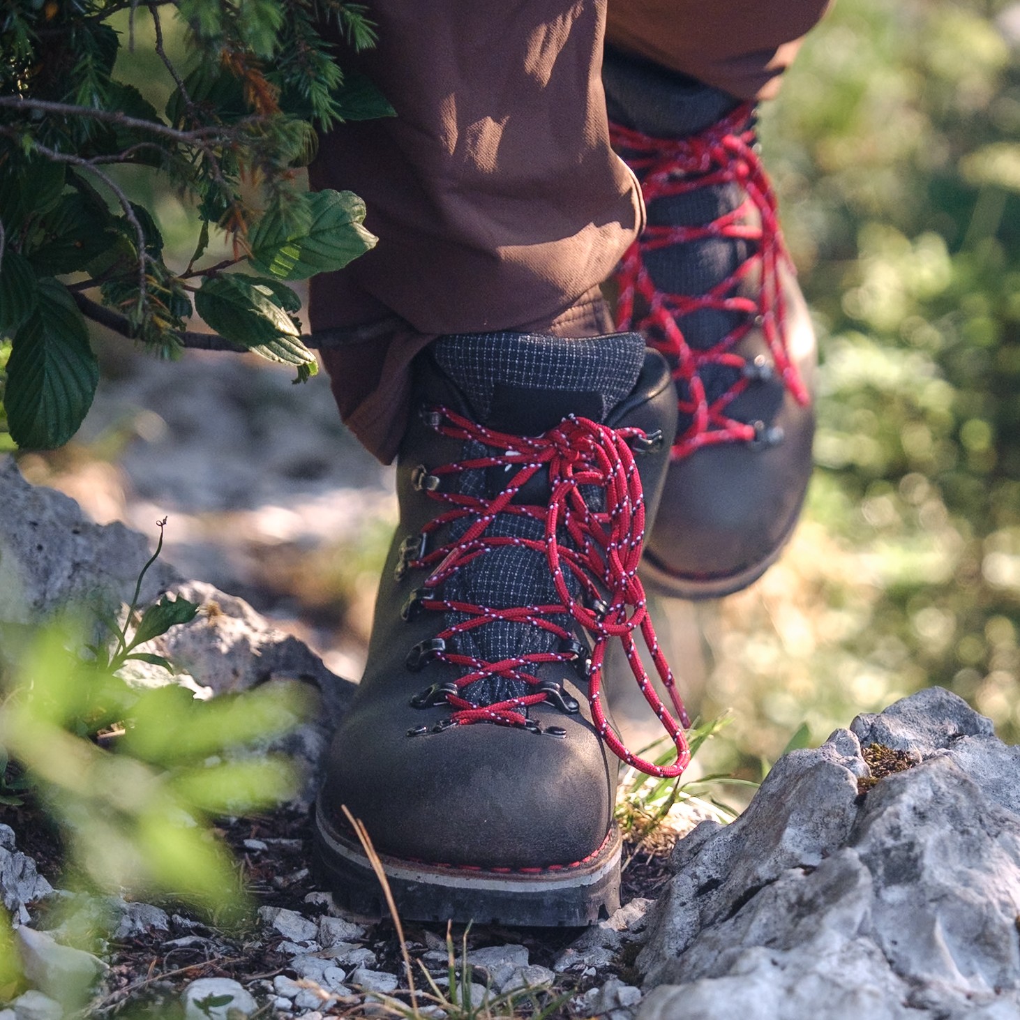 Gros plan technique d'une chaussure de trekking cuir femme Galibier en appui stable sur un rocher.