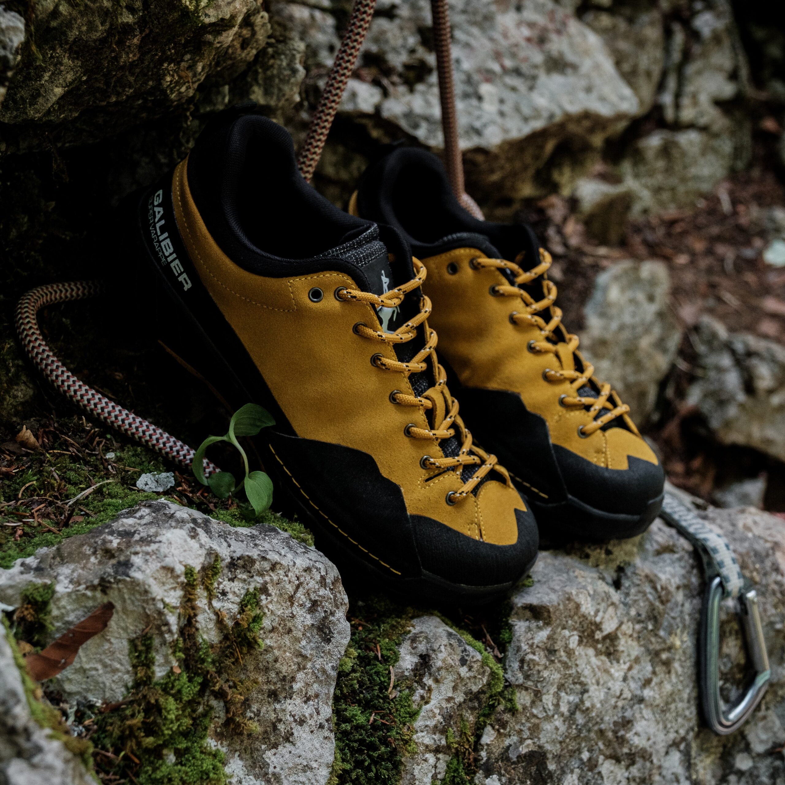 Chaussure basse d'approche Galibier Super Varappe Low pour homme en cuir suédé jaune avec semelle Vibram adhérente.