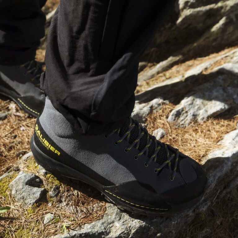 Chaussure d'approche Galibier Super Varappe Mid pour femme en cuir suédé gris anthracite avec pare-pierres intégral et semelle Vibram.