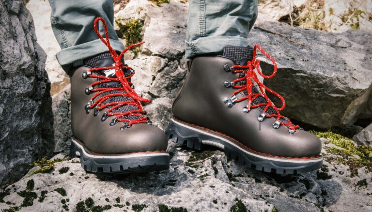 Profil d'une chaussure de randonnée haute Galibier Super Rando Low en cuir marron enfoncée dans la roche.