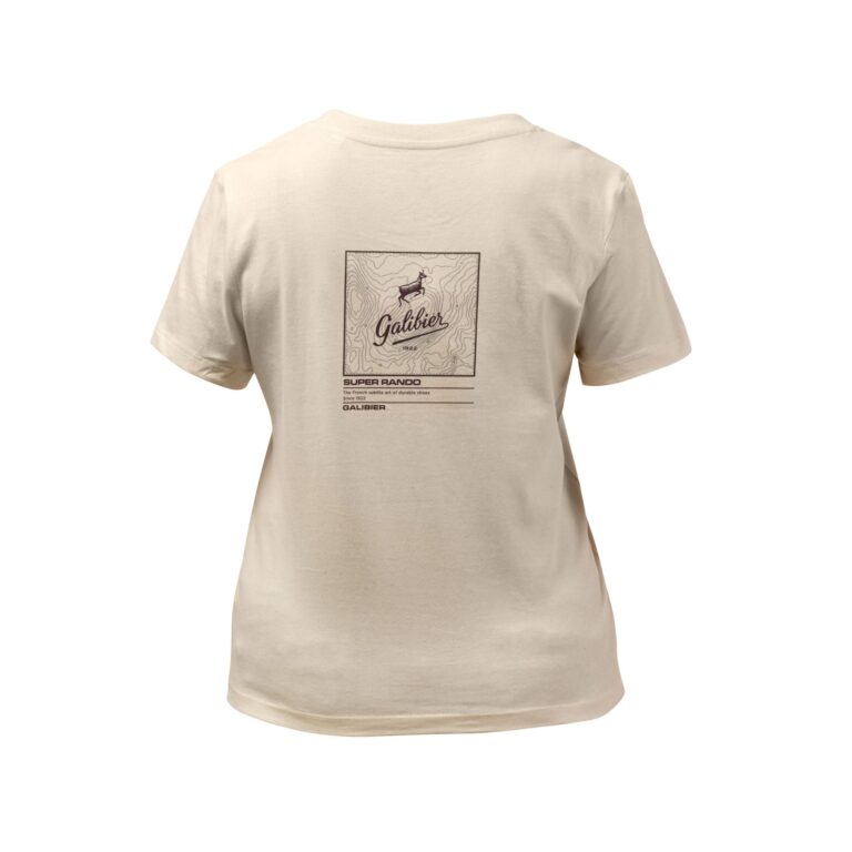 Dos du t-shirt beige homme Galibier avec grand graphisme violet Super Rando illustrant une carte topographique et un chamois.