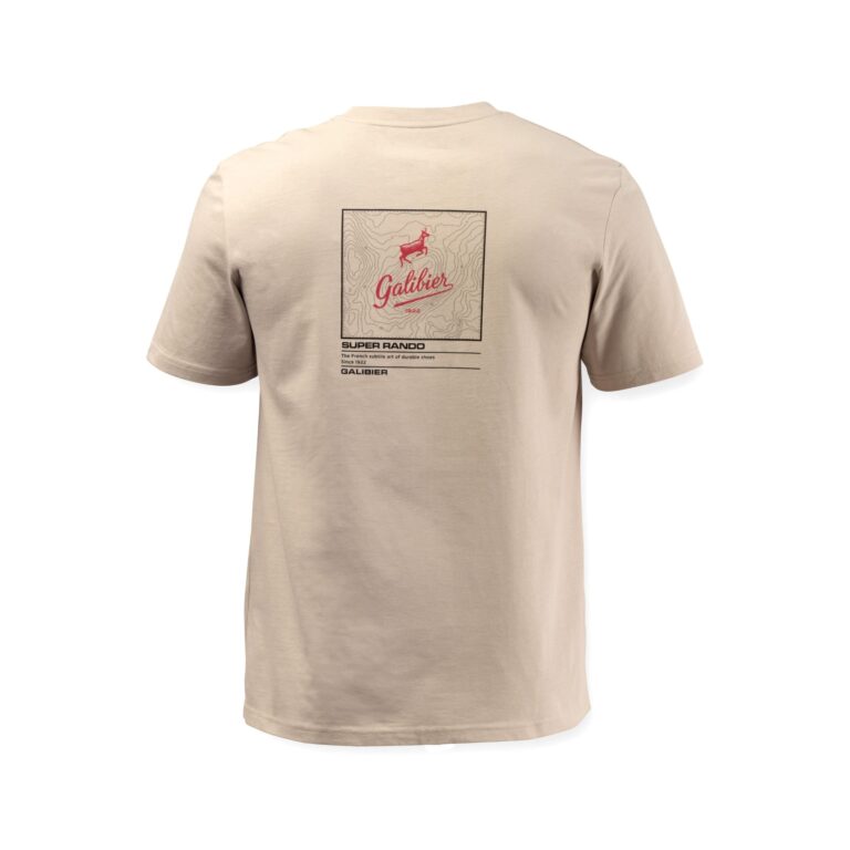 Dos du t-shirt beige homme Galibier avec grand graphisme rouge Super Rando illustrant une carte topographique et un chamois.