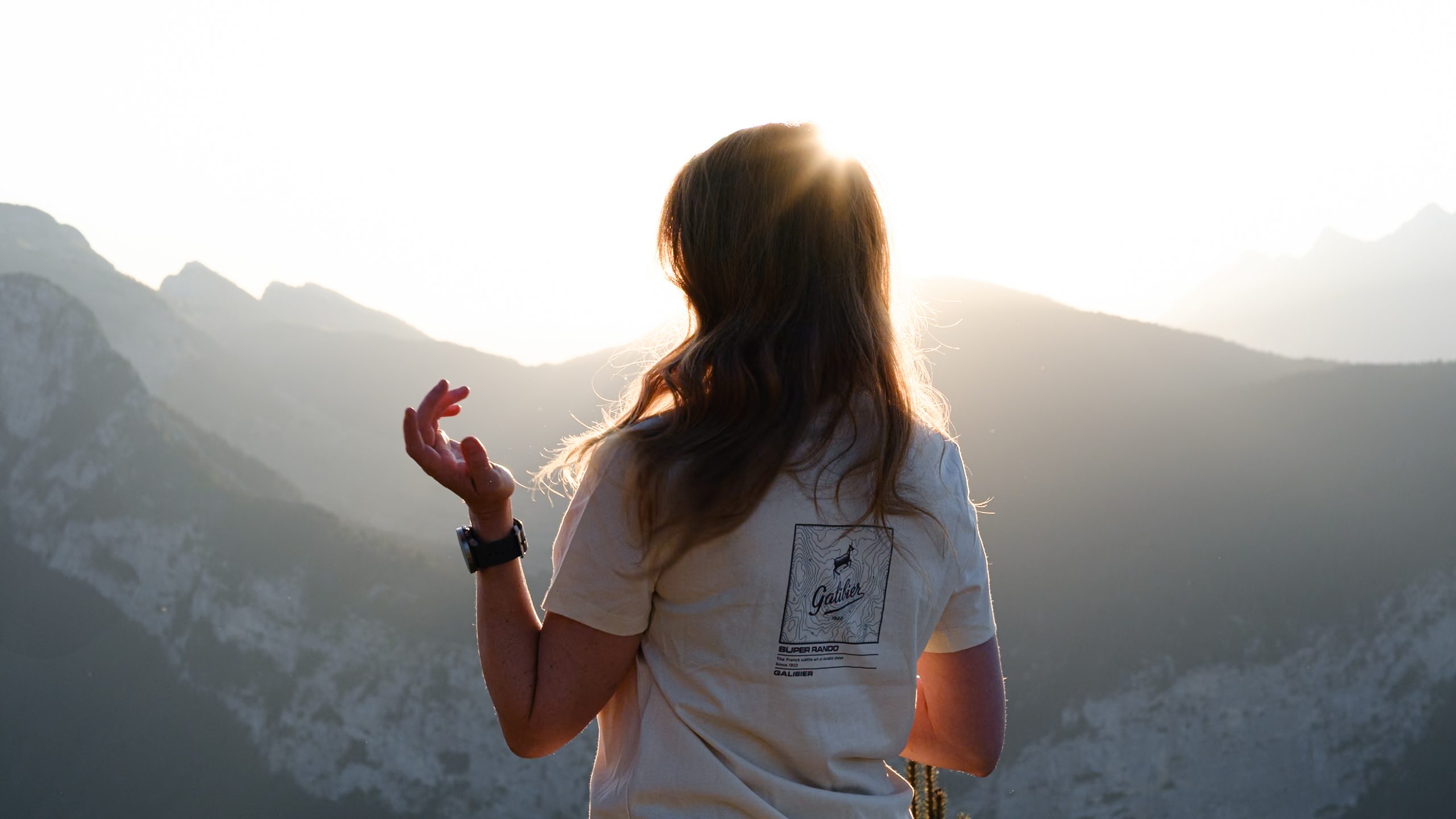 Randonneuse avec t-shirt Galibier sur un sommet de massif - chaussure trekking femme